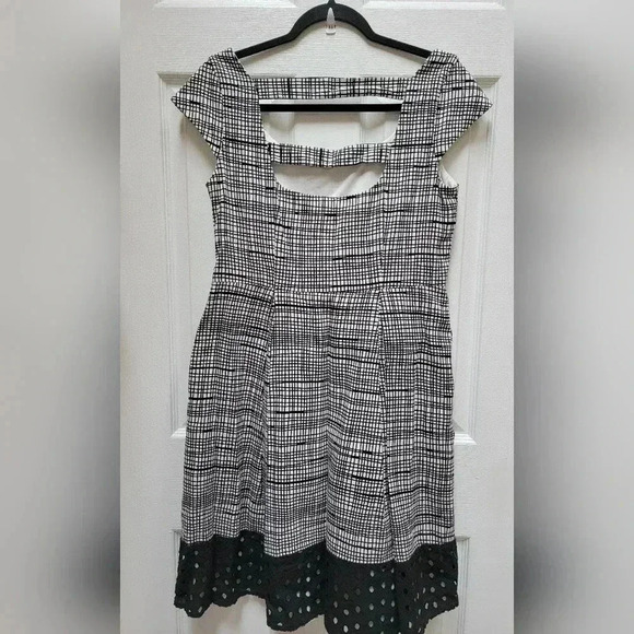 Nine West Women's Striped Eyelet Hem Back Dress Black & White Size 10 - Picture 2 of 3